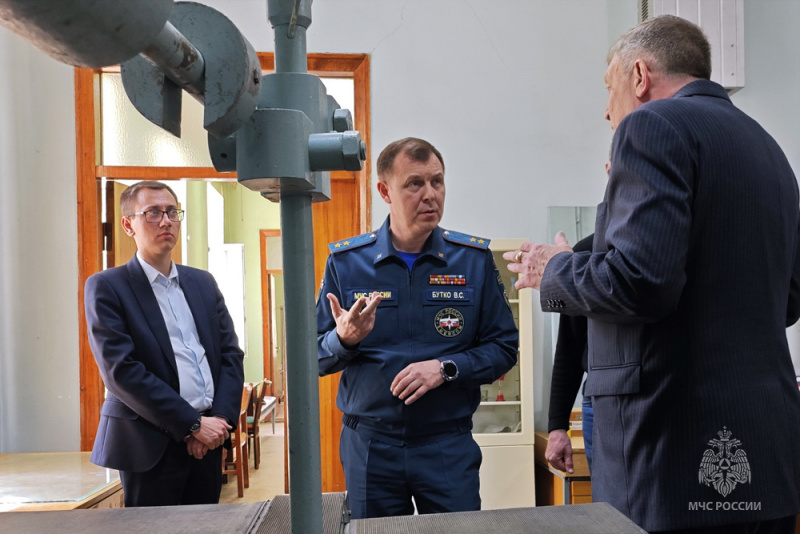 В регионах Донбасса обсудили вопросы обеспечения безопасности и наградили отличившихся сотрудников МЧС России