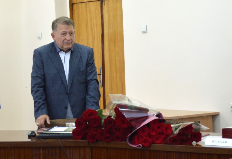 Руководство и коллектив Института поздравляют Владимира Григорьевича Агеева с юбилеем