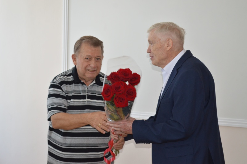 Руководство и коллектив Института поздравляют Мамаева Валерия Владимировича с юбилеем