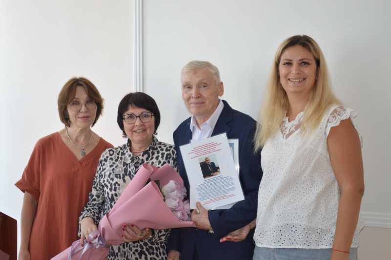 Руководство и коллектив Института поздравляют Мамаева Валерия Владимировича с юбилеем